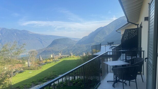 A balcony with a view of mountains and a lawn. - Apartment 8 – Palermo (Tremosine sul Garda)