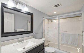 Towels, soap - Cozy 1-bedroom condo in lovely Venice Island (Venice)