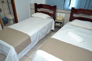 Desk, laptop workspace, iron/ironing board (on request), WiFi (free) - Hotel Entre Rios (Pontalina)