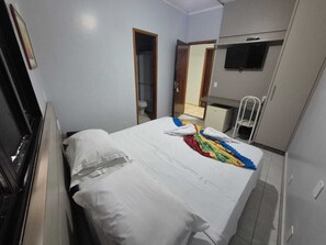 Desk, laptop workspace, iron/ironing board (on request), WiFi (free) - Hotel Entre Rios (Pontalina)