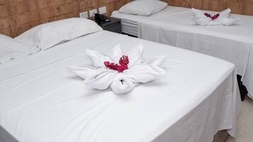 Chambre Deluxe avec lits jumeaux | Bureau, espace de travail pour ordinateurs portables