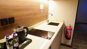 Habitación de lujo con 2 camas individuales, vistas a la ciudad | Cocina privada | Frigorífico pequeño, microondas, placa de cocina y utensilios de cocina