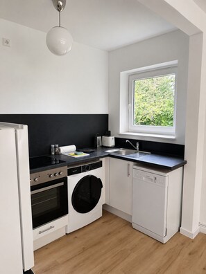 Private kitchen - Modern apartment for 6 guests with excellent transportation access (Rellingen)