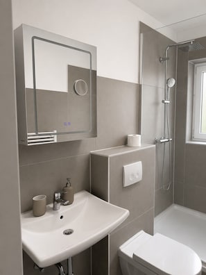 Dusche, Haartrockner, Handtücher, Toilettenpapier