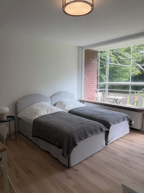 2 bedrooms, iron/ironing board, WiFi, bed sheets - Modern apartment for 6 guests with excellent transportation access (Rellingen)