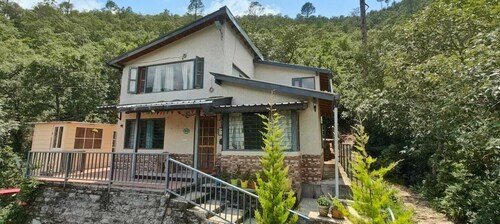Tranquil chalet in Dhari for a relaxing stay with only nature for company