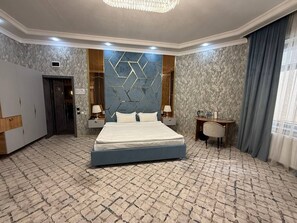 Desk, laptop workspace, blackout curtains, free WiFi - Royal Hotel Navoi (Navoi)