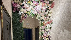 A hallway with a floral archway and a mirror reflecting the interior. - Royal Hotel Navoi (Navoiy)