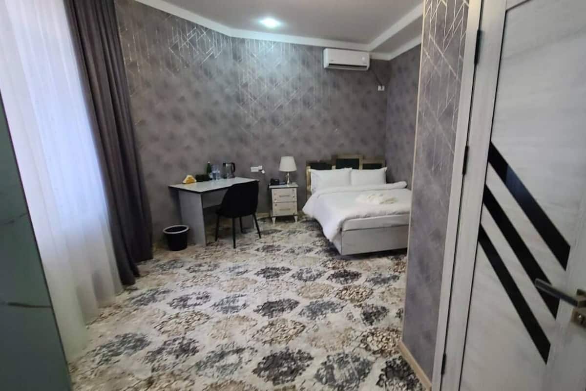 Ropa de cama de alta calidad y escritorio