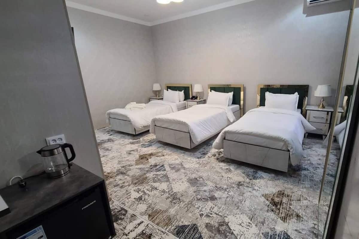 Habitación triple estándar | Ropa de cama de alta calidad y escritorio
