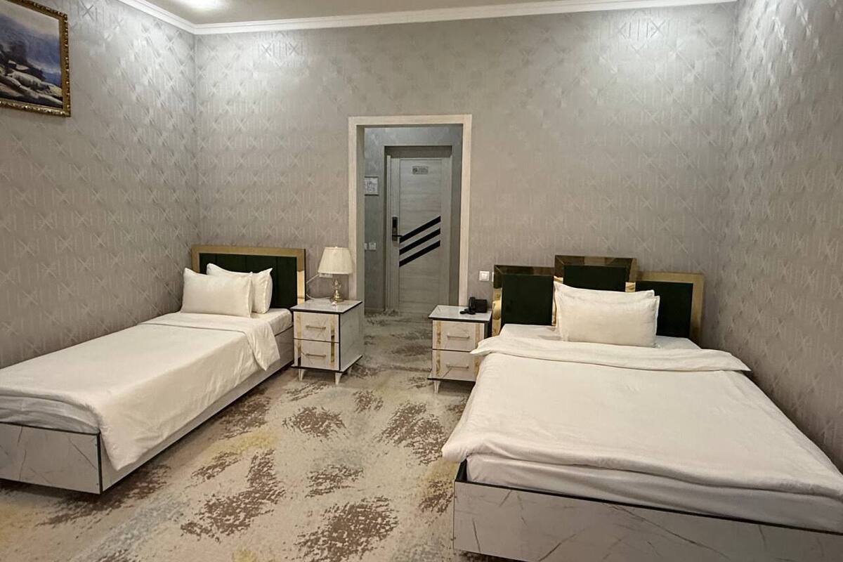 Habitación familiar, vista a la ciudad | Ropa de cama de alta calidad y escritorio