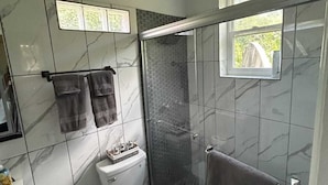 シャワー、タオル、石鹸、トイレットペーパー