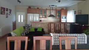A compact living space with a kitchenette, a dining area, and a seating arrangement. - Rural House 8 km from Cuenca (World Heritage Site) (Villar de Olalla)