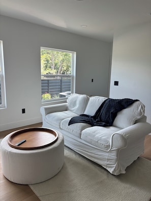 Living area - The Little Lady. 5 Min to Downtown, 15 Min to Pass-A-Grille Beach (St. Petersburg)