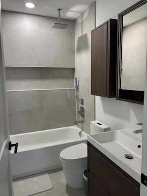 Shower, towels, soap, toilet paper - The Little Lady. 5 Min to Downtown, 15 Min to Pass-A-Grille Beach (St. Petersburg)