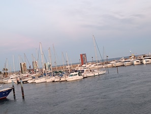 A marina with multiple boats docked, a clear sky, and calm water. - Beachfront apartment, very large terrace, pool, air conditioning, parking (Le Barcarès)