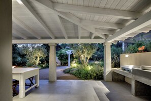 Outdoor dining - House Among the Olive Trees (villasimius)