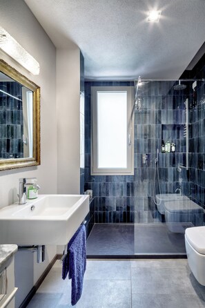 Shower, hair dryer, bidet, towels - House Among the Olive Trees (villasimius)