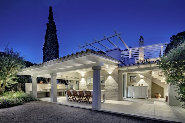 Outdoor dining - House Among the Olive Trees (villasimius)