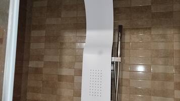 Douche, sèche-cheveux, serviettes fournies, papier toilette