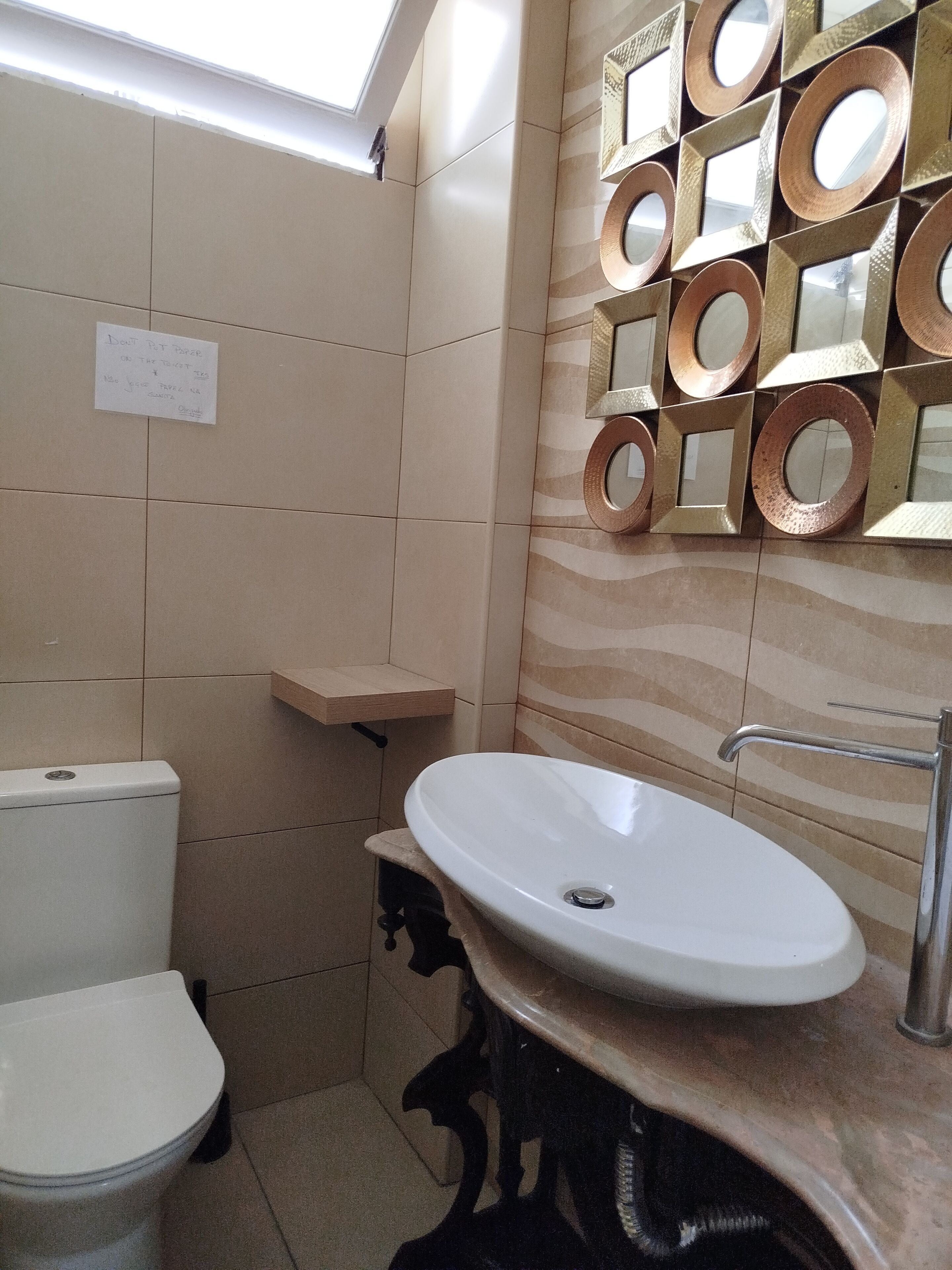 Douche, sèche-cheveux, serviettes fournies, papier toilette