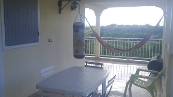 Casa Confort, balcón, vistas al jardín | Restaurante al aire libre
