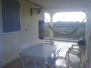 Casa Confort, balcón, vistas al jardín | Restaurante al aire libre