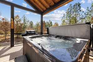 Outdoor spa tub - Luxury Stay at The Woodland Nest -2 bedrooms, hot tub, sauna, espresso machine, (Broken Bow)