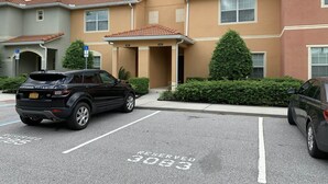 Ein Parkplatz mit einem schwarzen Range Rover und einer Limousine.