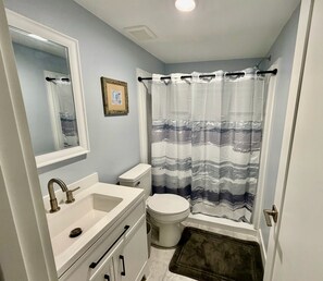 Bathroom - Newly updated 1-bedroom condo in marvelous St. Pete Beach with AC (St. Pete Beach)