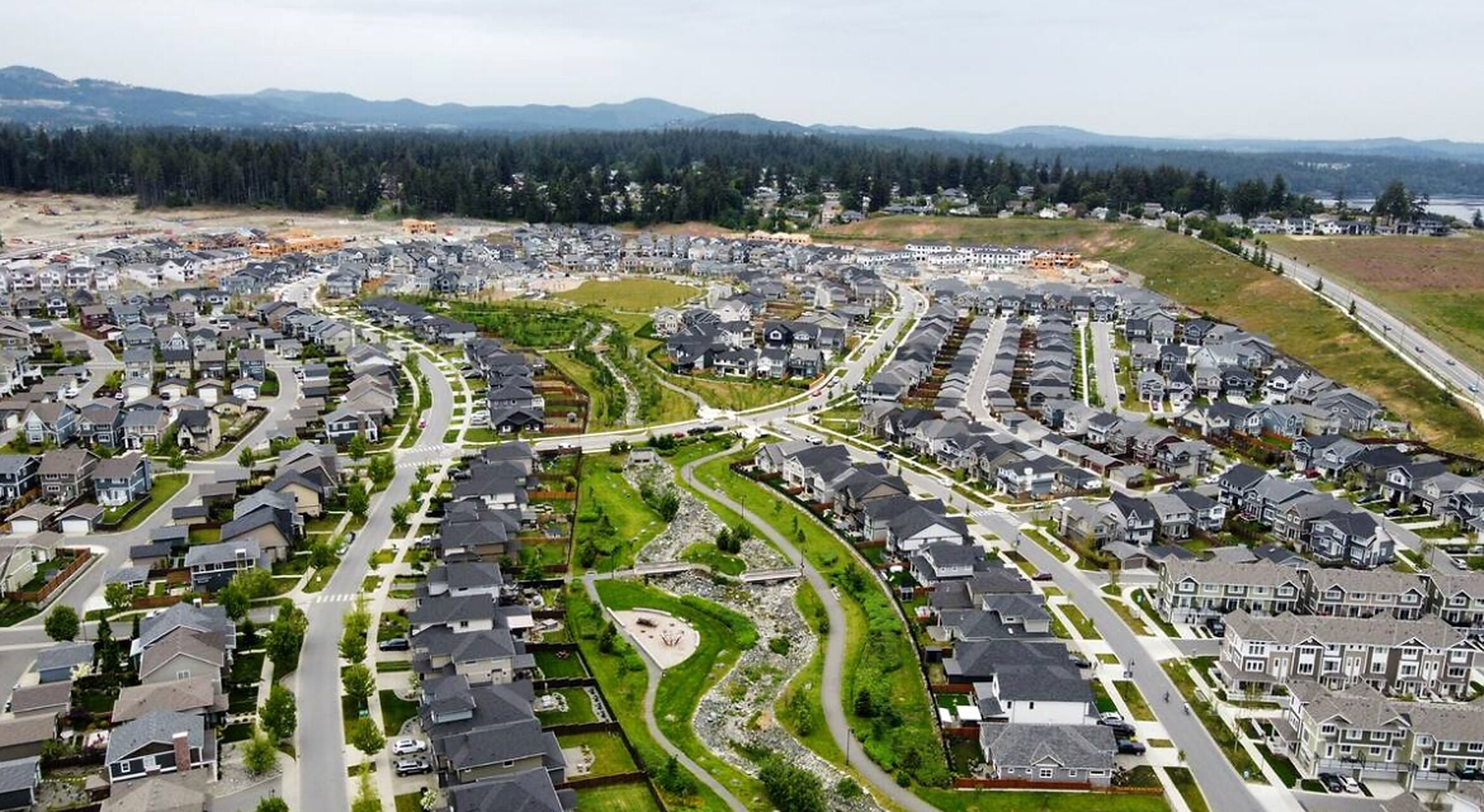 A residential area with houses arranged in a circular pattern around a central green space.