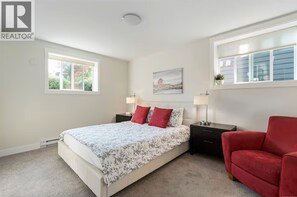 1 bedroom, WiFi, bed sheets - Seaside One Bedroom Suite with Parking (Colwood)