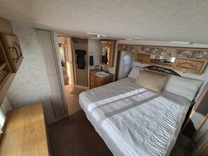 1 bedroom, bed sheets - Cozy One Bedroom Glamping Camper (Silver City)