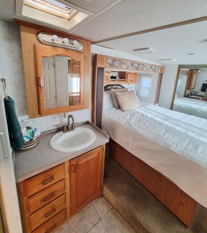 Shower, towels, soap, toilet paper - Cozy One Bedroom Glamping Camper (Silver City)