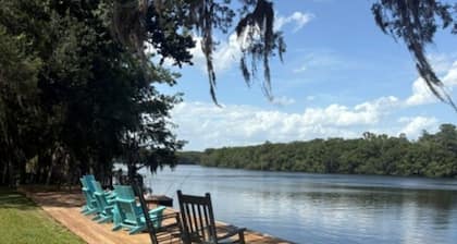 Fabulous cabin on Suwannee River perfect for a relaxing getaway.