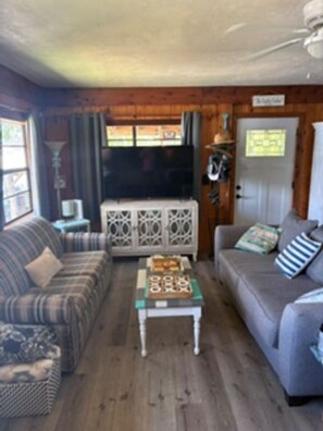 Smart TV - Fabulous cabin on Suwannee River perfect for a relaxing getaway. (Old Town)