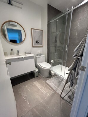 Shower, hair dryer, towels, soap - Stunning ski-in/ski-out condo on Bromont Mountain (Bromont)