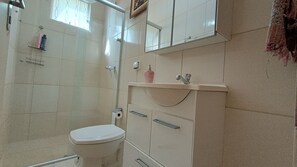 Shower, towels, soap, toilet paper - Cozy and fully equipped apartment for families in Jardim Paulistano. (Ribeirão Preto)