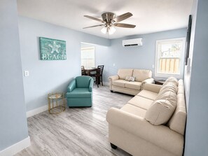 Living area - Beautiful spacious upgraded 2-bedroom condo sleeps 8 (St. Pete Beach)
