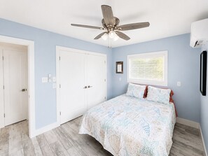 Room - Beautiful spacious upgraded 2-bedroom condo sleeps 8 (St. Pete Beach)