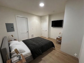 2 bedrooms, iron/ironing board, WiFi, bed sheets - Sleek & Secure Modern Suite Near Ferry (Bremerton)