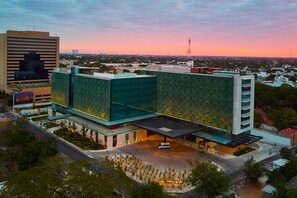 A modern hotel with a glass facade, a rooftop terrace, and a landscaped courtyard. - King Room w/ Breakfast | Pool Near Paseo Montejo (Mérida)