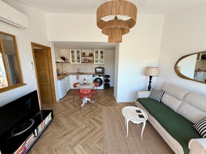 A modern apartment with a living room, kitchen, and dining area. - Stunning new apartment with 2 terraces and parking (Avignon)