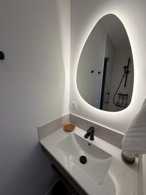 Bruser, hårtørrer, håndklæder, Toiletpapir