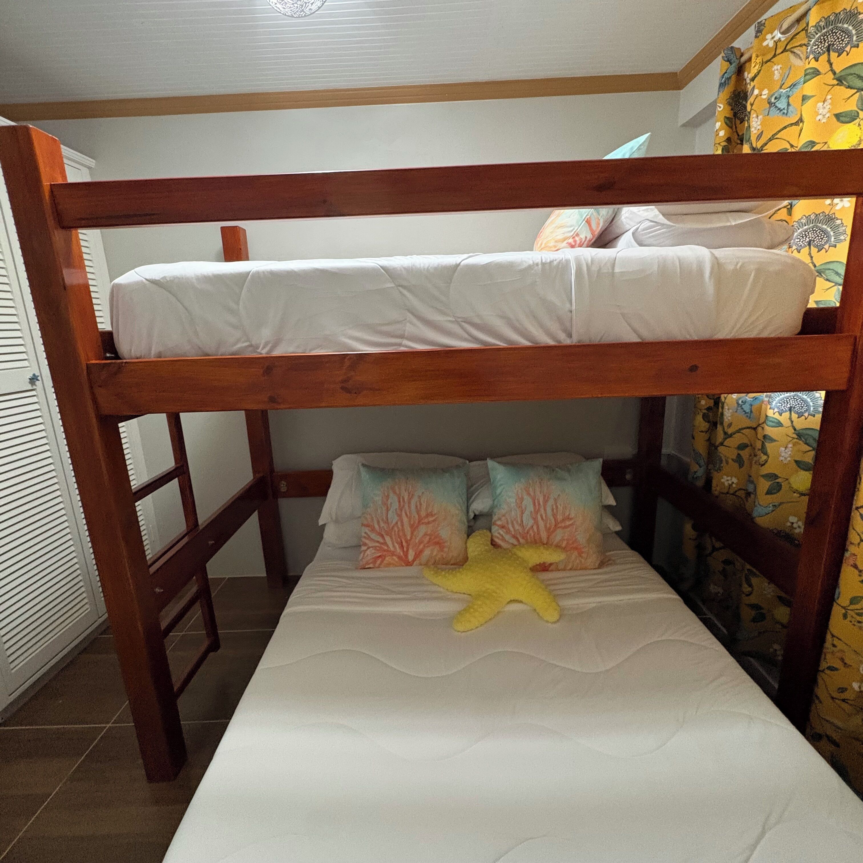 2 chambres, coffres-forts dans les chambres, fer et planche à repasser