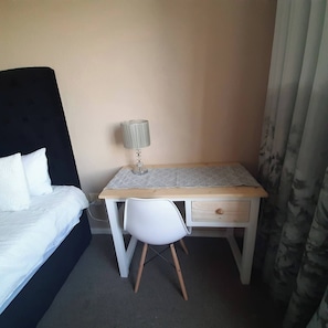Unclassified image, 2 of 36, button - Lovely 3 Bedroom With Full sea View, Restaurants, (East London)
