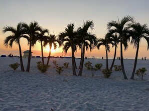 Beach - Serene 2-bedroom condo on St. Pete Beach with a View (St. Pete Beach)