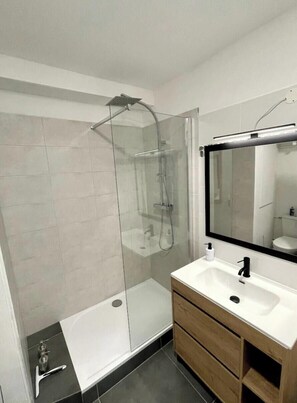 Douche, séchoir à cheveux, serviettes fournies, savon