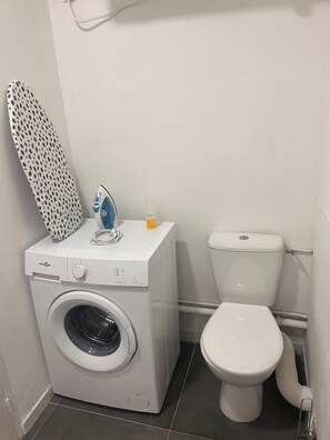 Shower, hair dryer, towels, soap - Cozy Apartment (Courseulles-sur-Mer)