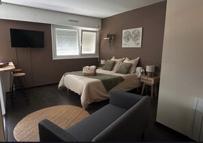 Tabla de planchar con plancha, acceso a internet y ropa de cama 
